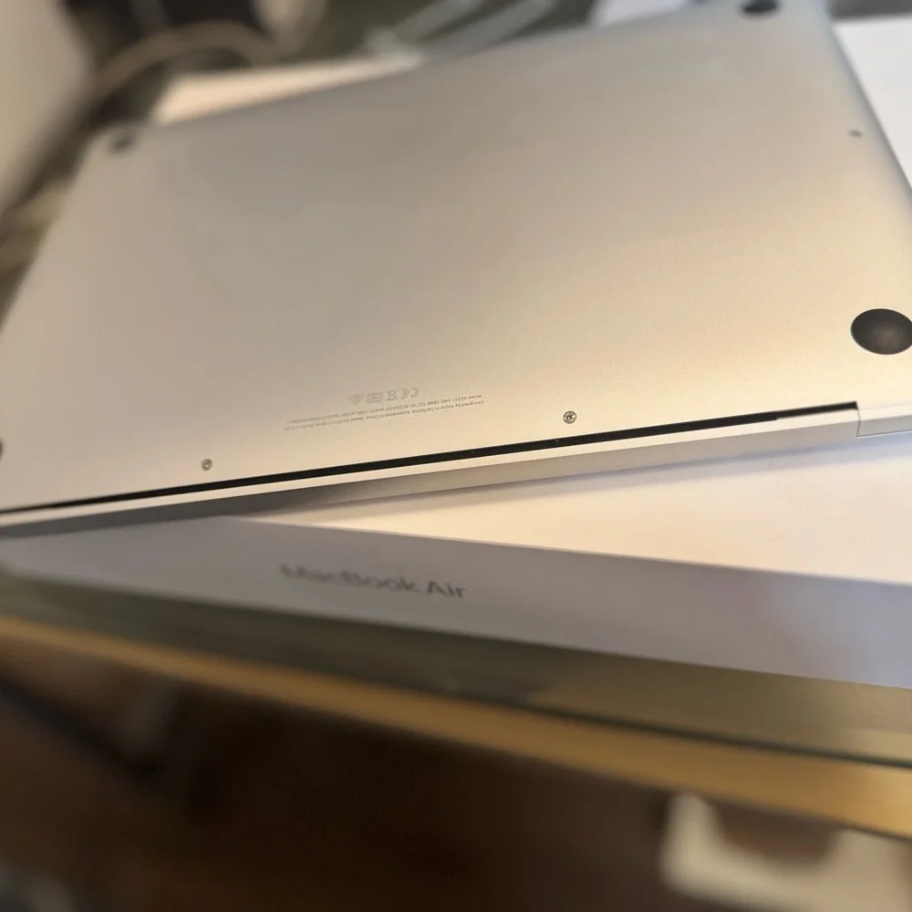 Apple MacBook Air - pristine condition - with box - Picture 3 of 5